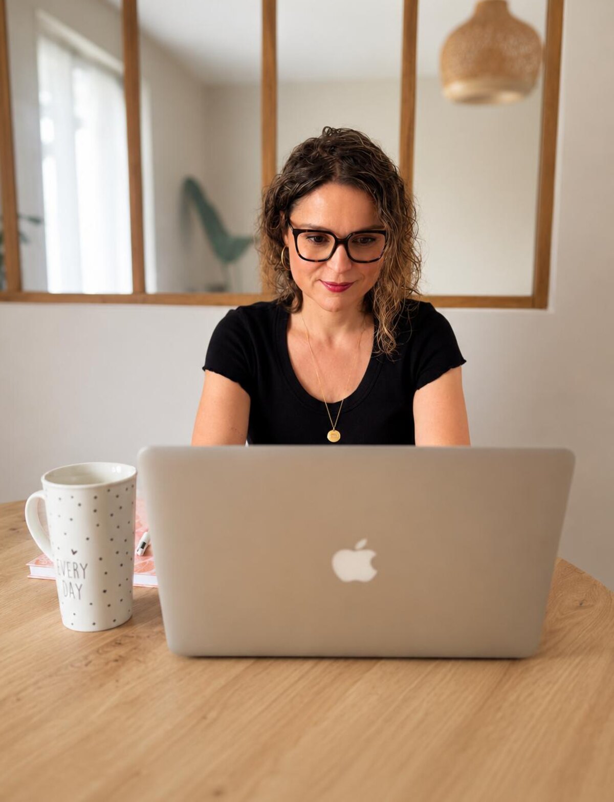 Nadia Benmaouche en visio depuis son bureau